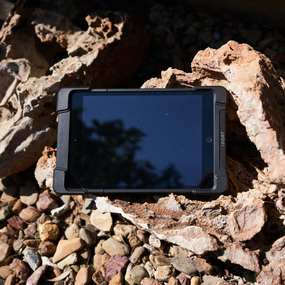 
                  
                    IPort Rugged Case outdoors
                  
                